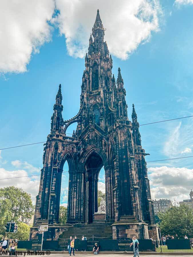Vista frontal del Scott Monument, el emblemático homenaje a Sir Walter Scott que ver en Edimburgo en 4 días.