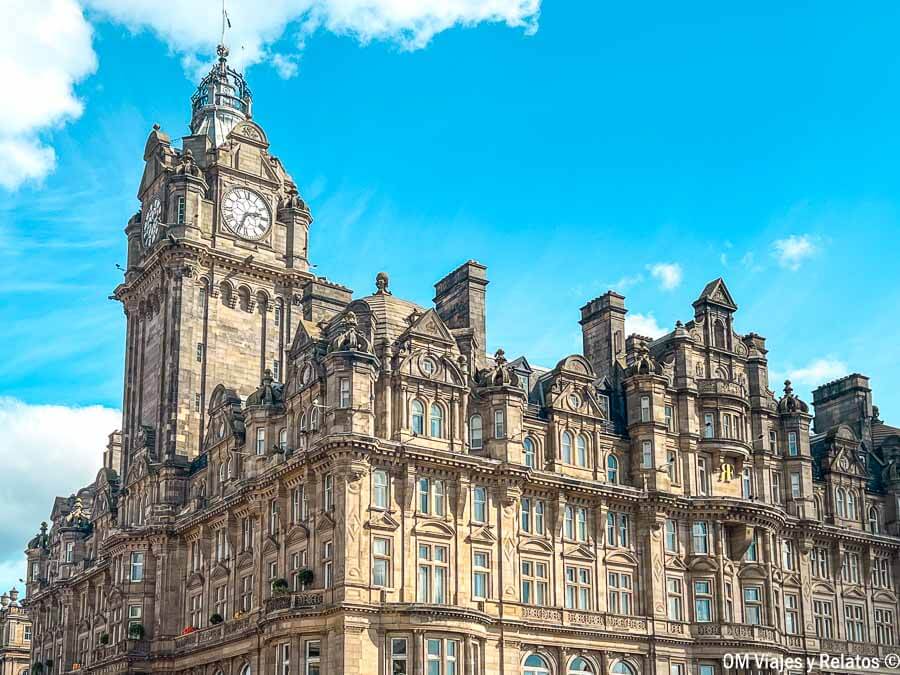Fachada del lujoso Hotel Balmoral y su icónica torre del reloj, uno de los edificios más emblemáticos que ver en Edimburgo en 4 días.