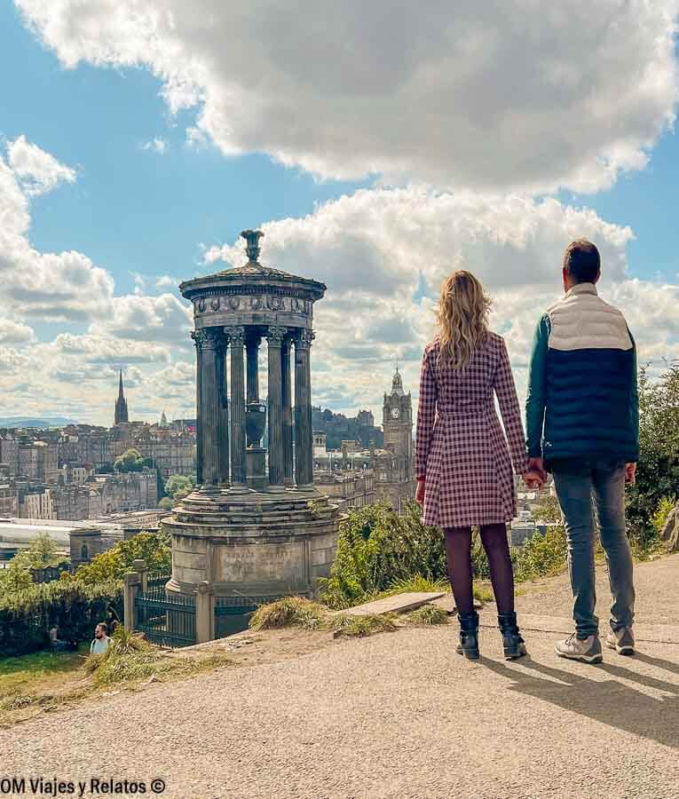 Foto mía y JC contemplando las vistas desde Calton Hill con el monumento a Dugald Stewart, un mirador romántico que ver en Edimburgo en 4 días.