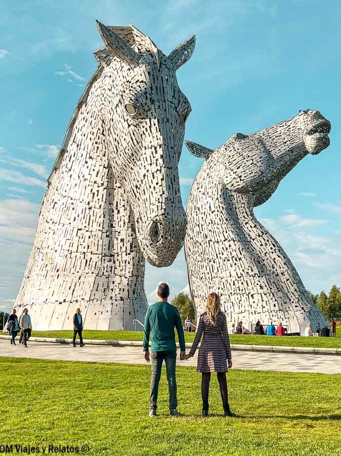 visitar-los-kelpies-Escocia-foto-nuestra-junto-a-The-Kelpies-en-nuestro-viaje-a-Escocia
