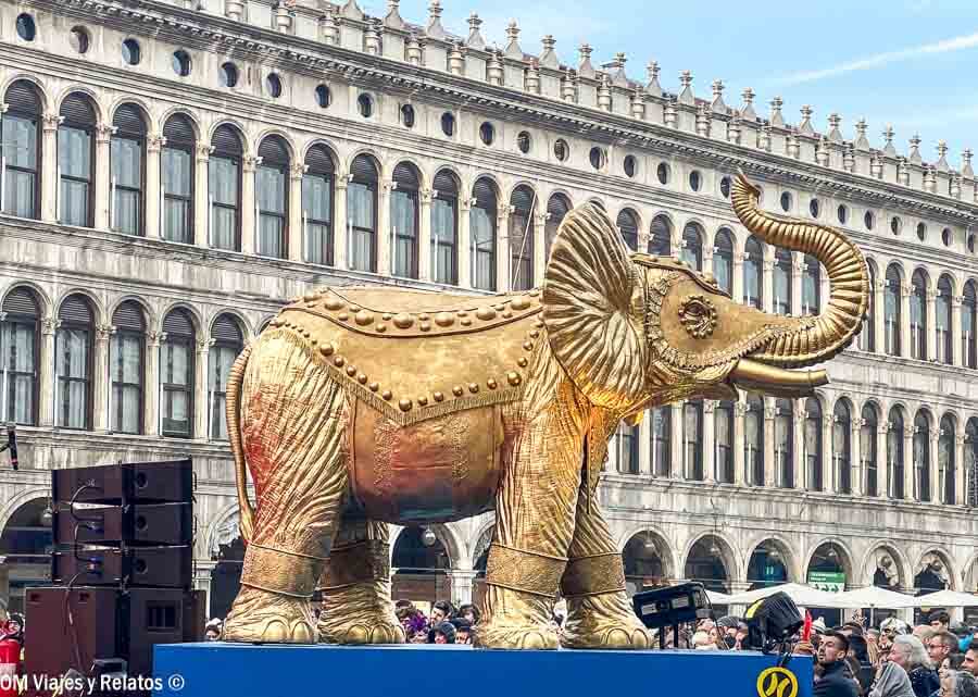 Escultura de elefante dorado en la Plaza de San Marcos durante el evento, una curiosidad que ver y que hacer en Venecia en Carnaval.