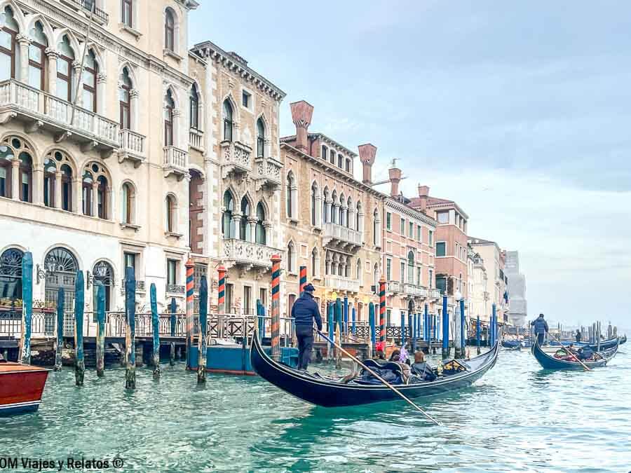 Góndolas navegando por el Gran Canal frente a palacios venecianos, una experiencia clásica que hacer en Venecia en Carnaval.