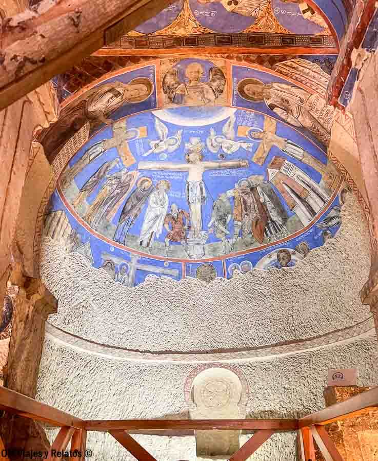 Iglesia excavada en roca del Museo de Göreme con frescos bizantinos, una visita imprescindible sobre que ver en Capadocia en 3 días.
