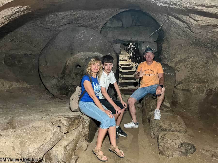 Foto familiar de OM Viajes y Relatos en la ciudad subterránea de Capadocia, una imagen imprescindible sobre que ver en Capadocia en 3 dias.