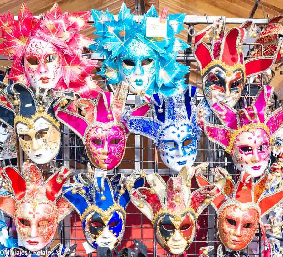 Puesto con máscaras venecianas de colores para elegir tu disfraz, un imprescindible que hacer en Venecia en Carnaval.