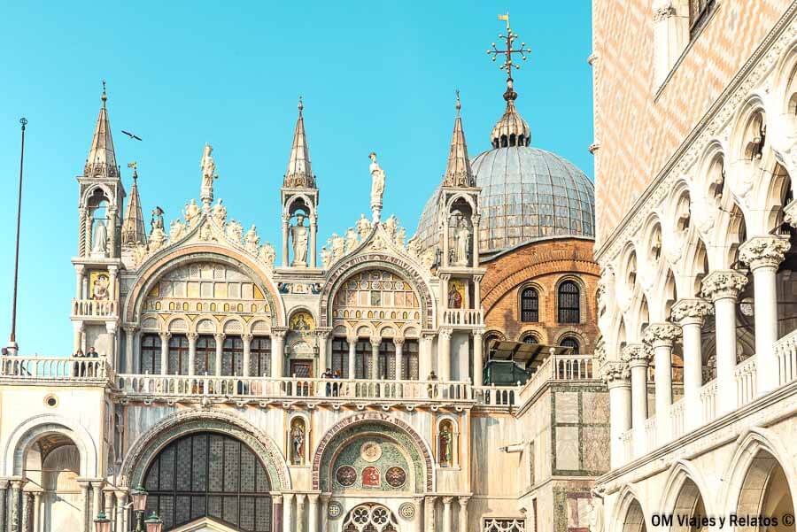 Fachada principal de la majestuosa Basílica de San Marcos, una de las principales joyas arquitectónicas que visitar en la Plaza de San Marcos en Venecia.