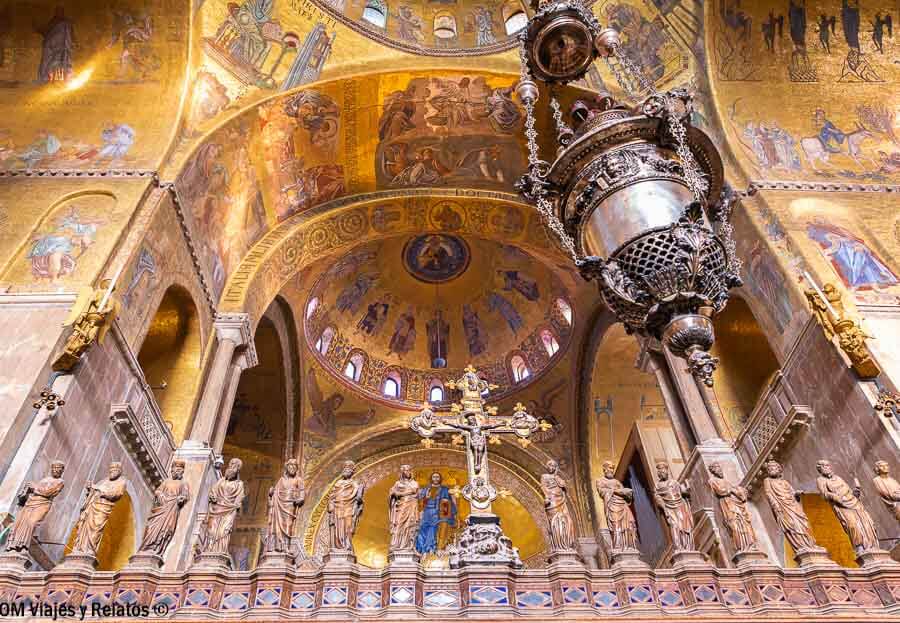 Interior dorado de la Basílica de San Marcos con mosaicos bizantinos, esculturas y cúpulas decoradas, una maravilla artística que visitar en la Plaza de San Marcos en Venecia.