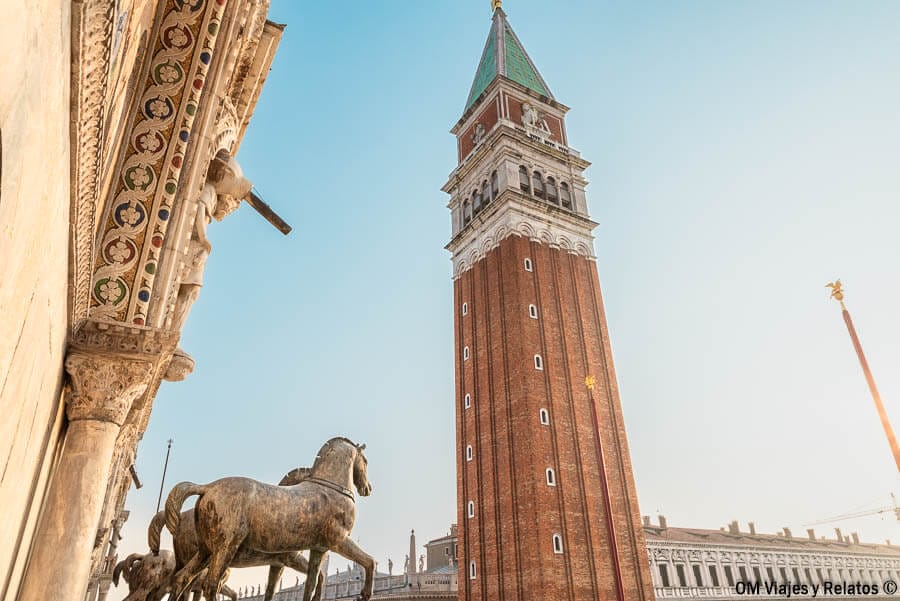 Campanile de San Marcos y estatua en la Plaza de San Marcos, un imprescindible que ver y que hacer en Venecia en Carnaval.