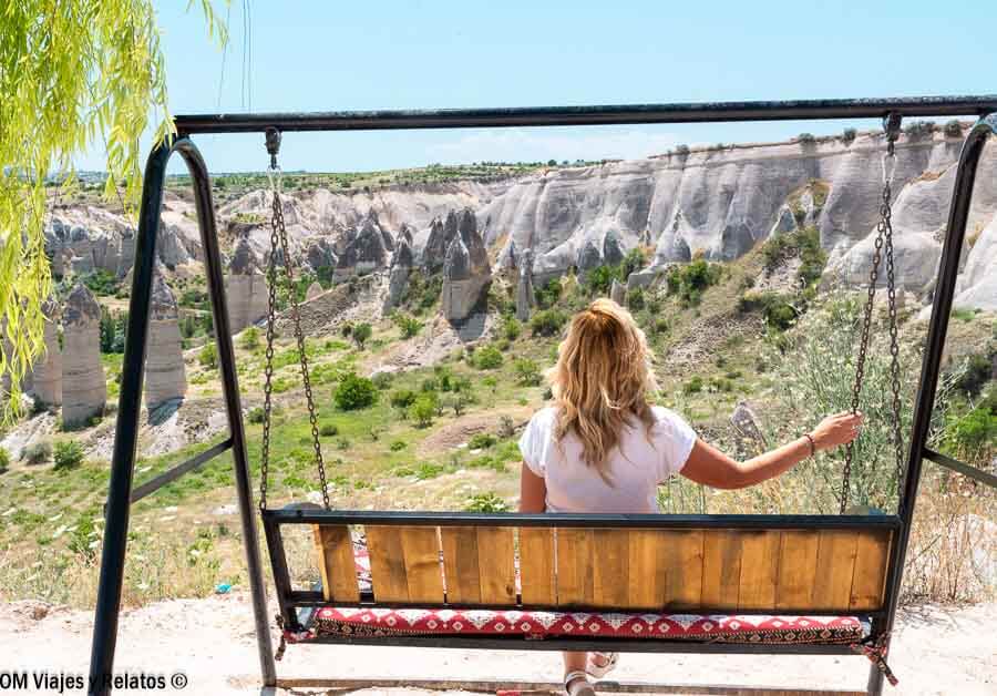 Foto mía en un columpio con vistas al paisaje rocoso de Capadocia, una imagen imprescindible sobre que ver en Capadocia en 3 dias.