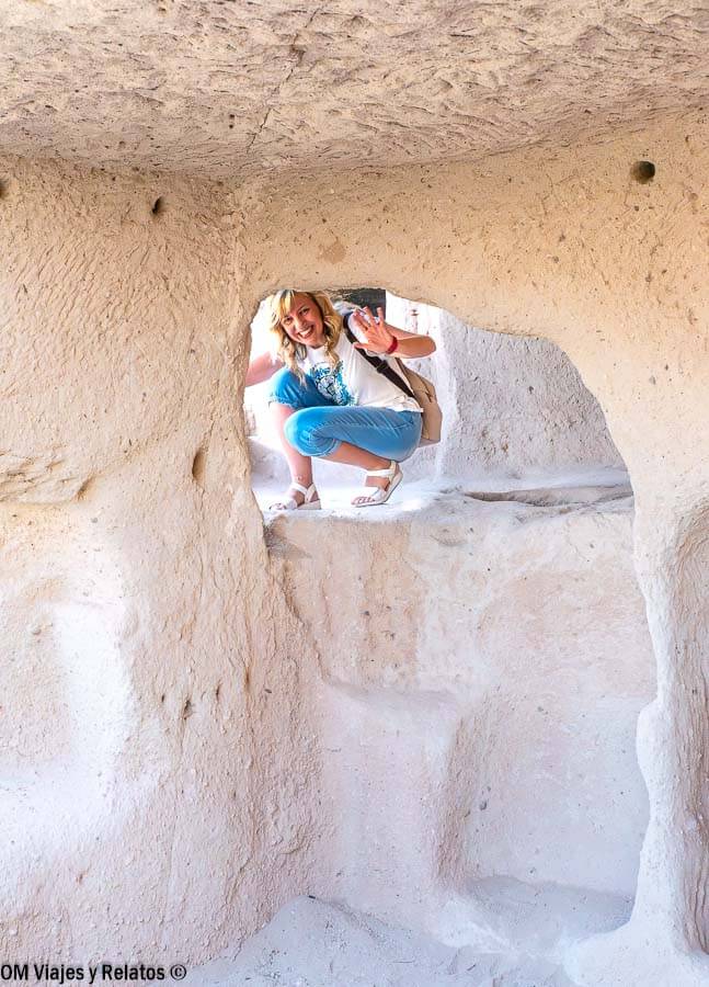 Servidora en el interior de una casa troglodita de Çavuşin, una imagen imprescindible sobre que ver en Capadocia en 3 dias.