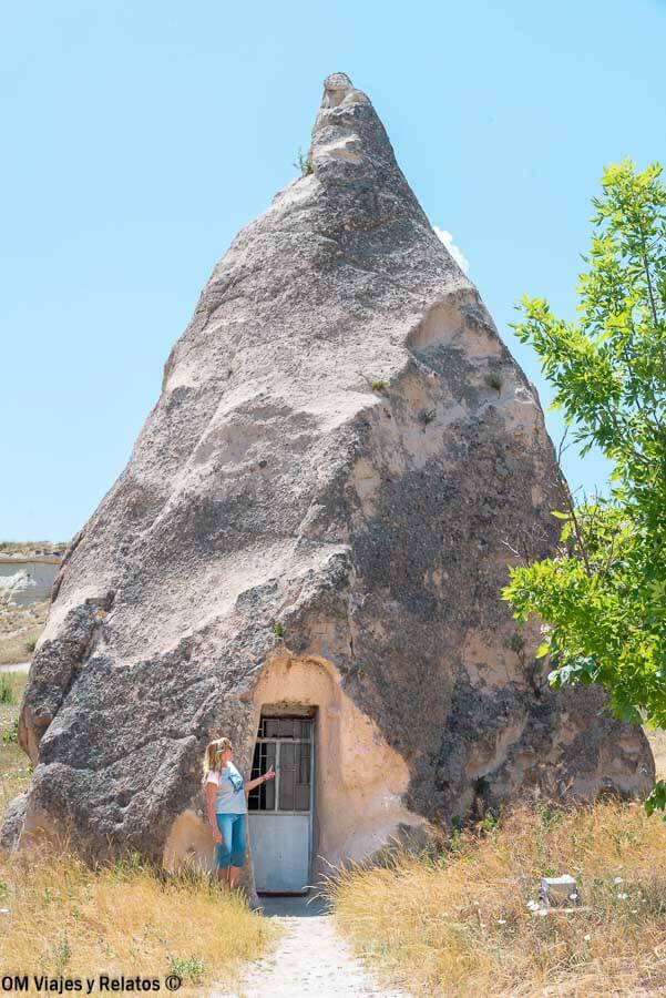 Foto mía junto a una casa cueva en Capadocia, una imagen imprescindible sobre que ver en Capadocia en 3 dias.