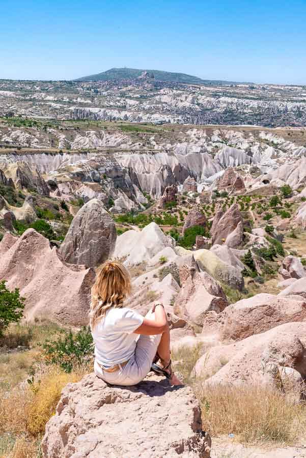 Servidora contemplando el paisaje de valles y chimeneas de hadas en Capadocia, una imagen imprescindible sobre que ver en Capadocia en 3 días.