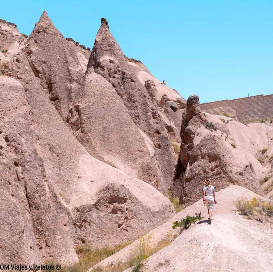 Foto mía caminando entre formaciones rocosas en Rose Valley, una imagen imprescindible sobre que ver en Capadocia en 3 días.