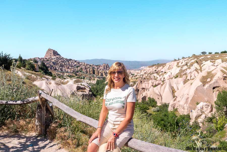Servidora en el mirador de Pigeon Valley con vistas a Uçhisar, una imagen imprescindible sobre que ver en Capadocia en 3 dias.