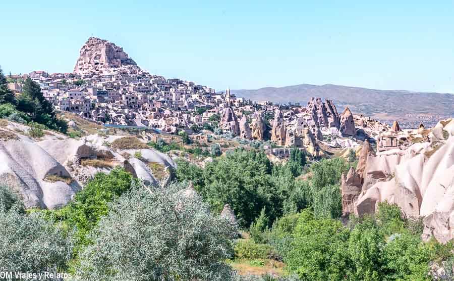 Vista del Castillo de Uçhisar desde el Mirador de las Palomas, una imagen imprescindible sobre que ver en Capadocia en 3 dias.