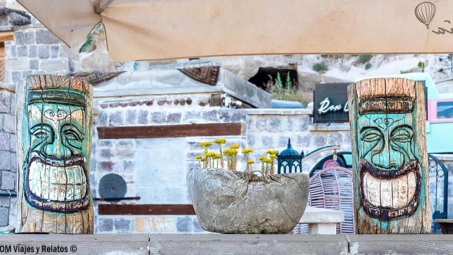 Decoración original en una terraza de Capadocia, un rincón con encanto sobre que ver en Capadocia en 3 dias.