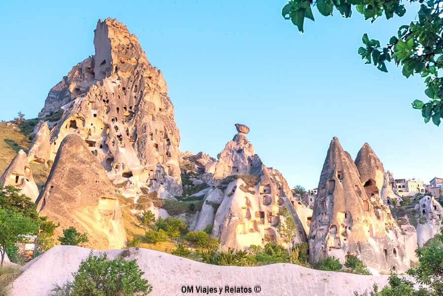 Paisaje rocoso con formaciones y viviendas excavadas en Capadocia, una visita imprescindible sobre que ver en Capadocia en 3 días.
