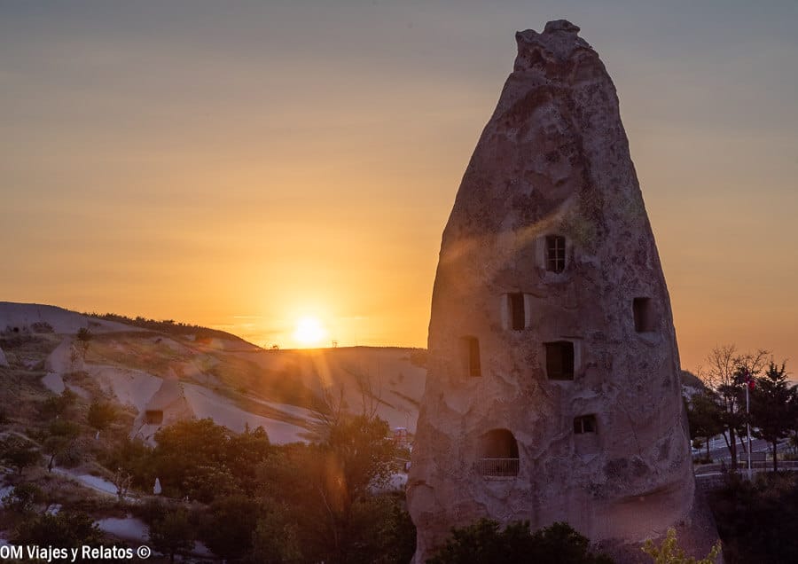 Formación rocosa de Capadocia al atardecer, una imagen imprescindible sobre que ver en Capadocia en 3 días.