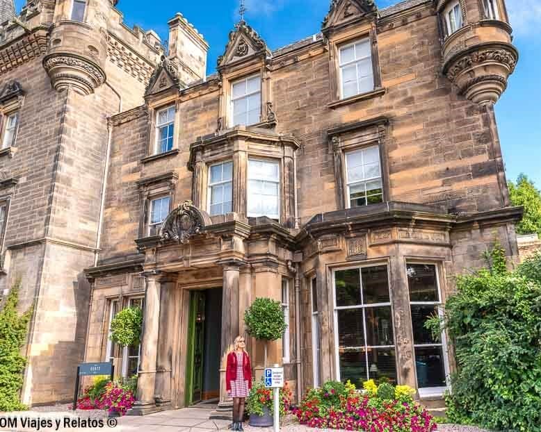 Foto mía frente a la entrada del elegante Scott Hotel en Edimburgo, una joya arquitectónica con historia que ver en Edimburgo en 4 días.