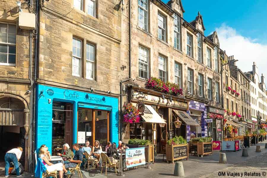 Terrazas y cafés con encanto en Grassmarket, uno de los lugares más animados que ver en Edimburgo en 4 días.