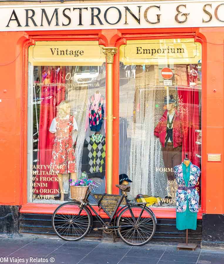 Escaparate colorido de Armstrong & Son, una emblemática tienda vintage que ver en Edimburgo en 4 días para los amantes del estilo retro.