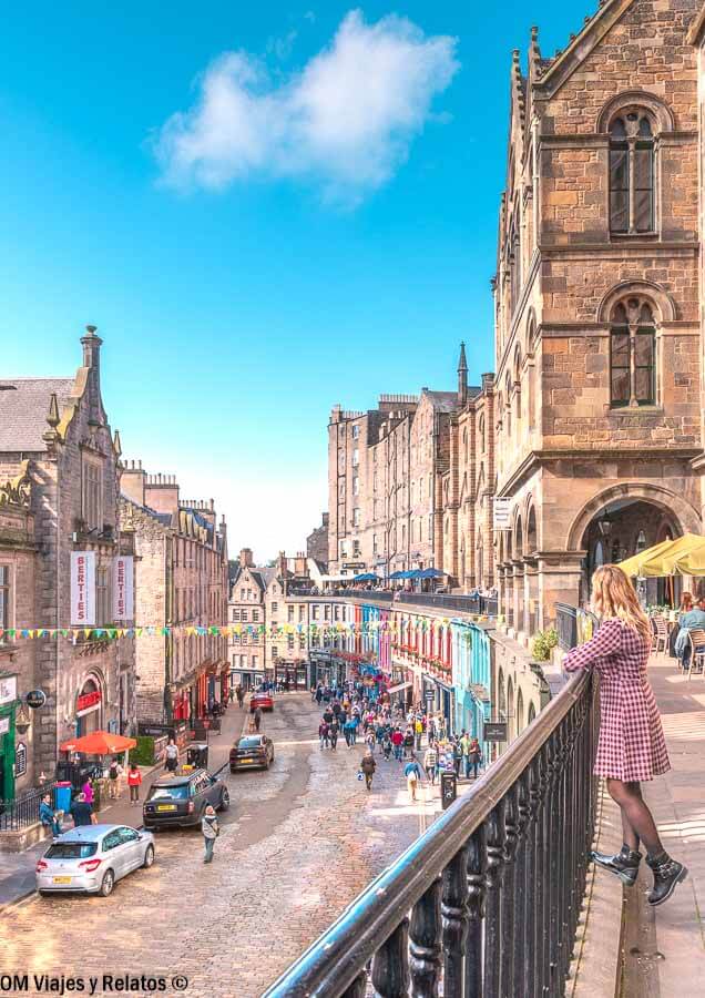 Foto mía contemplando Victoria Street desde lo alto, una de las calles más pintorescas que ver en Edimburgo en 4 días.