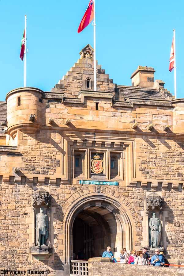Fachada principal del Castillo de Edimburgo con turistas en la entrada, una visita imprescindible que ver en Edimburgo en 4 días.