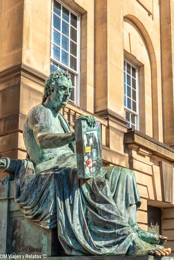 Estatua de David Hume en la Royal Mile, un símbolo intelectual y cultural que ver en Edimburgo en 4 días.