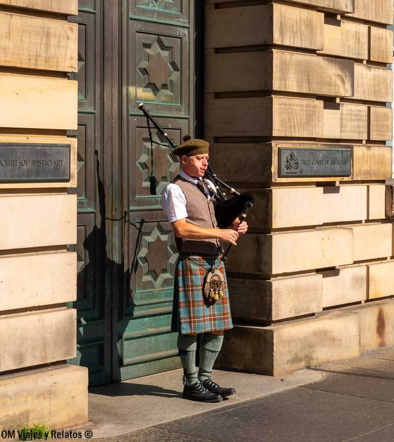 Gaitero escocés con kilt tradicional tocando en el centro histórico, una estampa típica que ver en Edimburgo en 4 días.