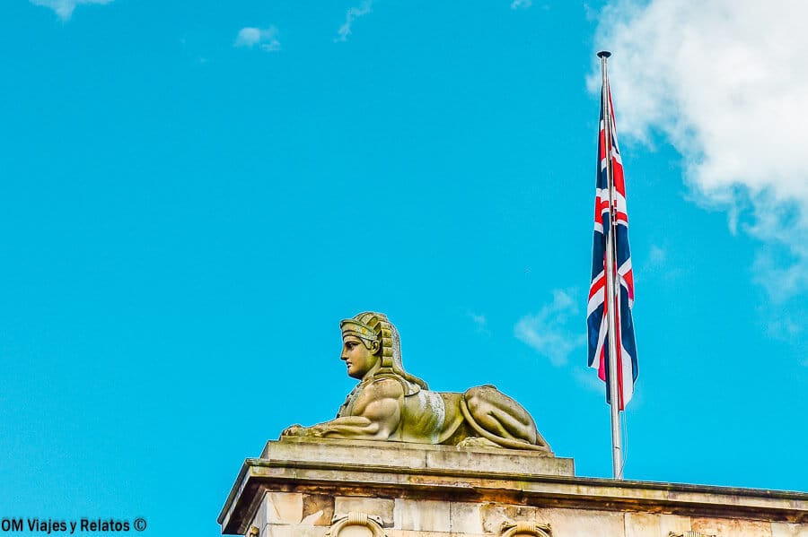 Detalle escultórico con esfinge y bandera británica en la fachada de la Galería Nacional de Escocia, una parada cultural que ver en Edimburgo en 4 días.