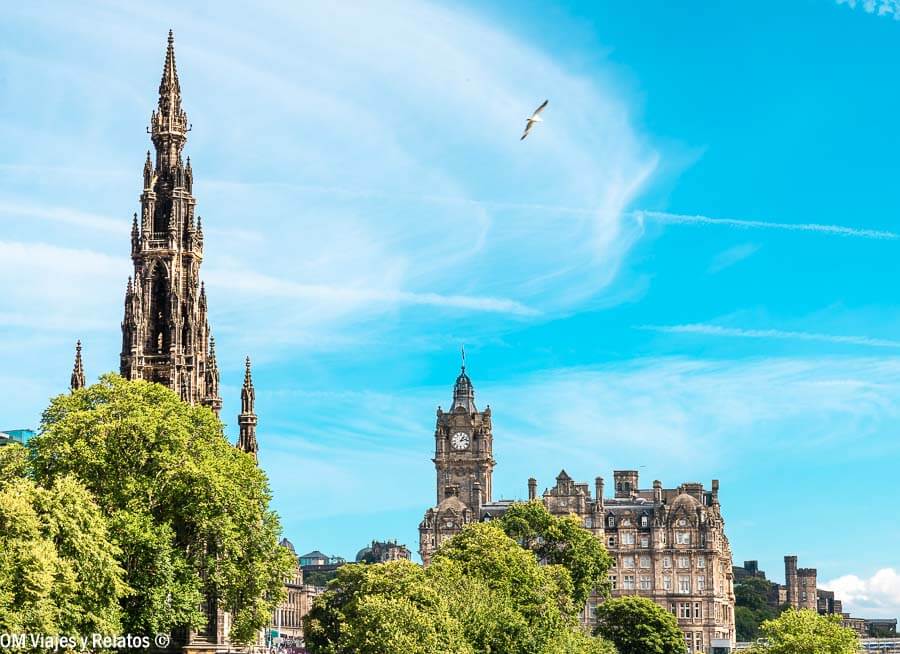 Vista del Scott Monument y el Hotel Balmoral en Edimburgo, dos iconos urbanos que ver en Edimburgo en 4 días.