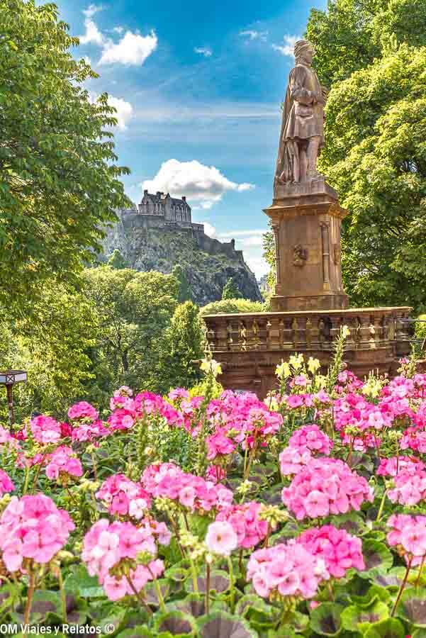 Flores y estatua en los Jardines de Princes Street con el Castillo de Edimburgo al fondo, un rincón con encanto que ver en Edimburgo en 4 días.