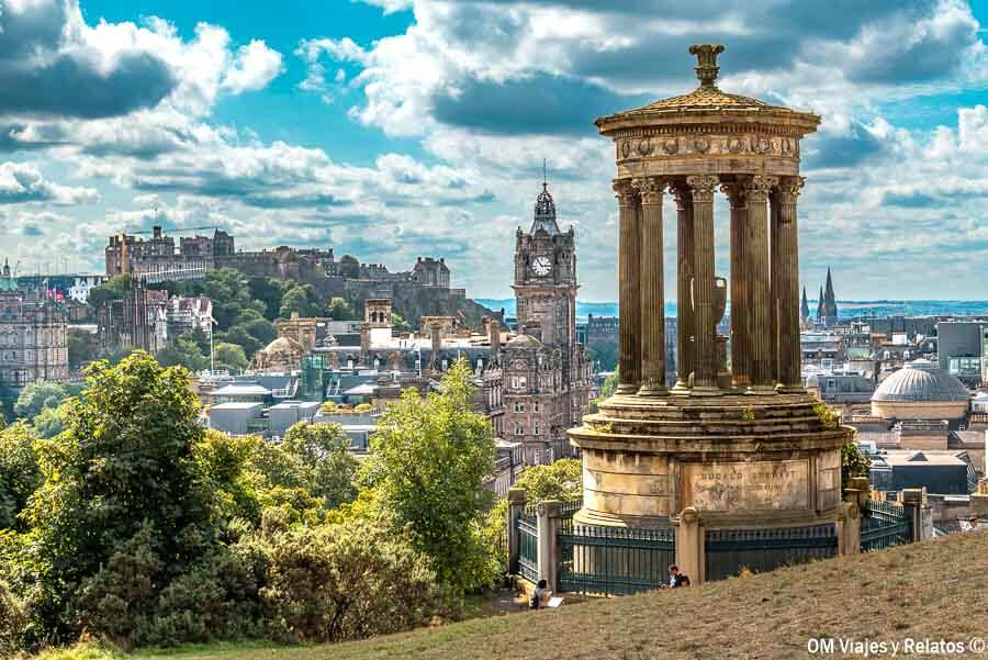 Panorámica de Edimburgo desde Calton Hill con el monumento a Dugald Stewart y el castillo al fondo, un mirador imprescindible que ver en Edimburgo en 4 días.