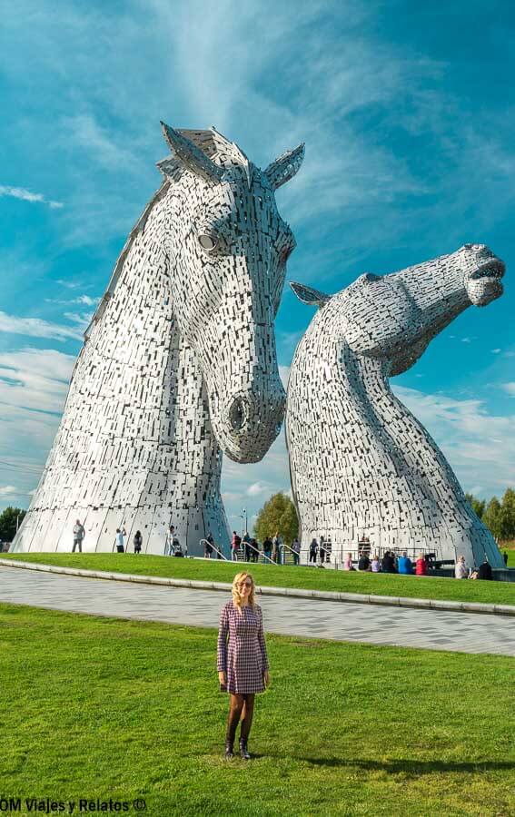 foto-mia-de-recuerdo-junto-a-los-Kelpies-en-mi-viaje-a-Escocia