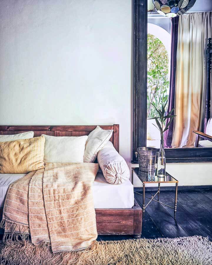 Dormitorio acogedor en el riad Kitula de Marrakech con decoración elegante, una estancia con encanto entre los mejores riads donde alojarse en Marrakech.
