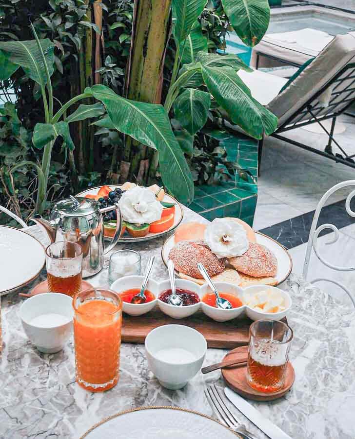 Desayuno tradicional en el riad Kitula de Marrakech, una experiencia acogedora en los mejores riads donde alojarse en Marrakech.