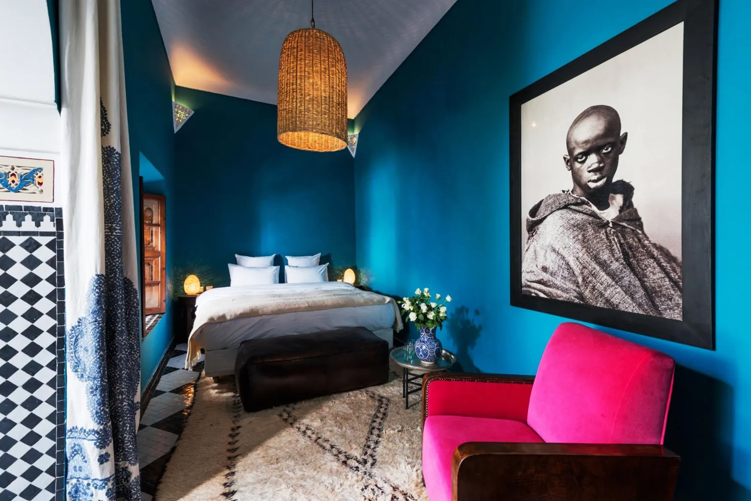 Habitación sofisticada del Riad Les Yeux Bleus en Marrakech con paredes azules y decoración elegante, una joya entre los mejores riads donde alojarse en Marrakech.