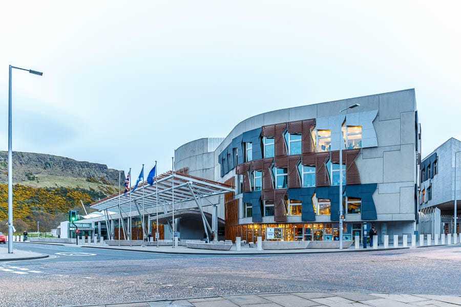 Fachada moderna del Parlamento de Escocia en Holyrood, un edificio emblemático que ver en Edimburgo en 4 días.