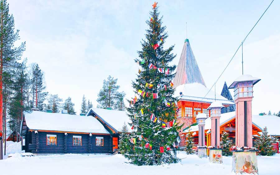 Pueblo de Papá Noel en Rovaniemi cubierto de nieve y decorado para Navidad, una parada muy popular al buscar como ir del aeropuerto de Rovaniemi al centro.