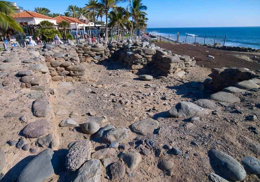 Yacimiento arqueológico de Punta Mujeres junto al mar en Maspalomas, una visita curiosa y diferente que ver en Maspalomas.