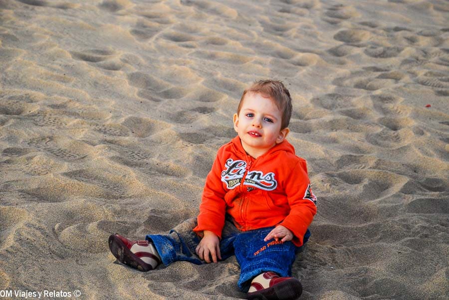 Mi hijo jugando sobre la arena durante el viaje a Gran Canaria, una imagen familiar para completar que ver en Maspalomas.