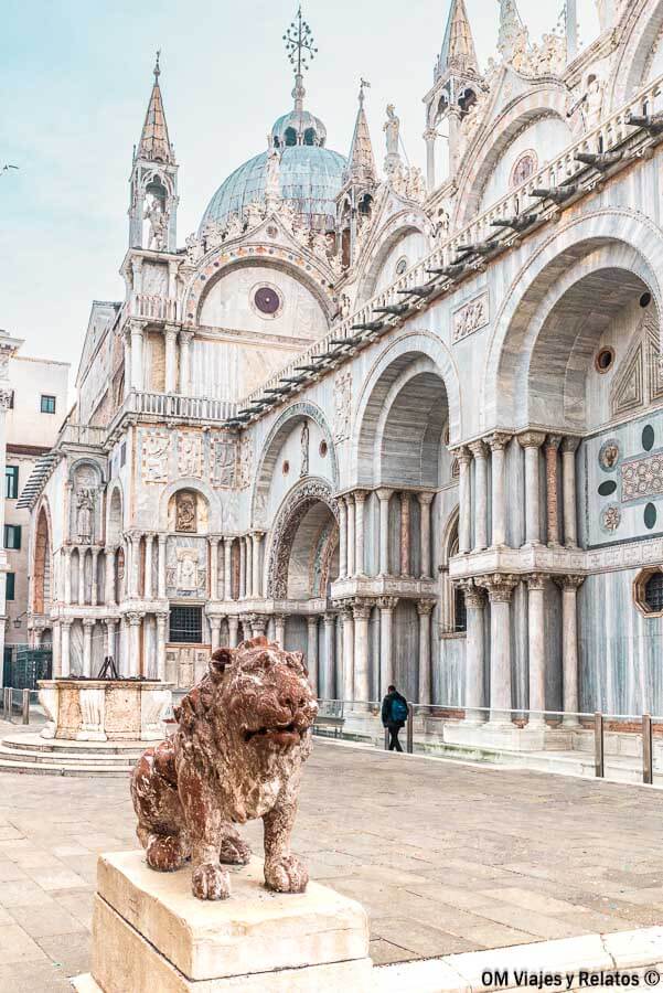 Escultura del león frente a la Basílica de San Marcos, símbolo veneciano y uno de los detalles históricos que visitar en la Plaza de San Marcos en Venecia.