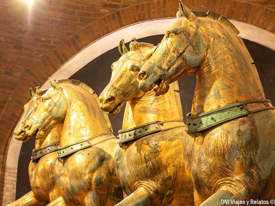 Esculturas de los caballos de bronce originales de la Basílica de San Marcos, una de las obras maestras que visitar en la Plaza de San Marcos en Venecia.