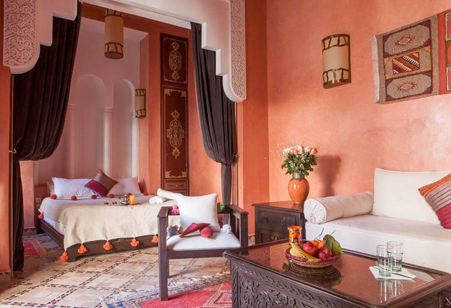 Habitación del Le Riad Yasmine en Marrakech con tonos cálidos y decoración tradicional, una opción con encanto entre los mejores riads donde alojarse en Marrakech.