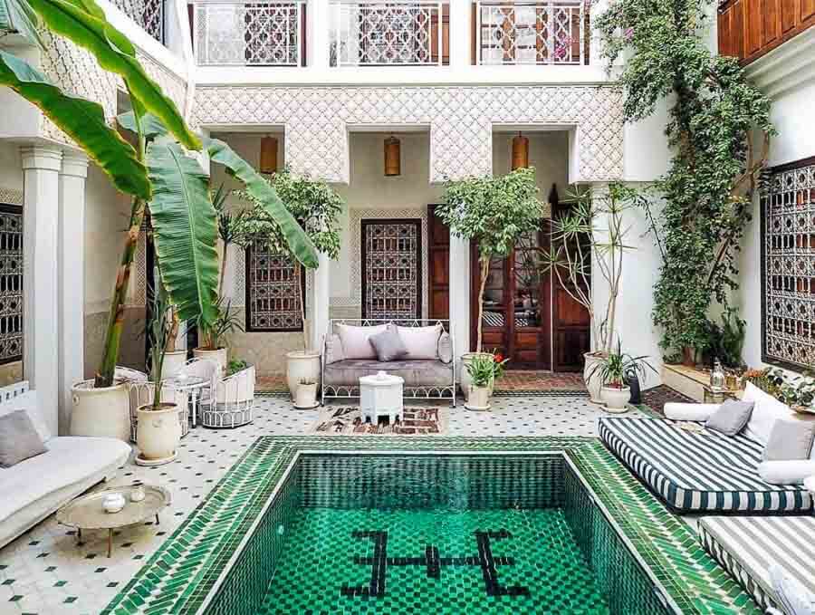 Patio con piscina verde del Le Riad Yasmine en Marrakech, uno de los mejores riads donde alojarse en Marrakech.