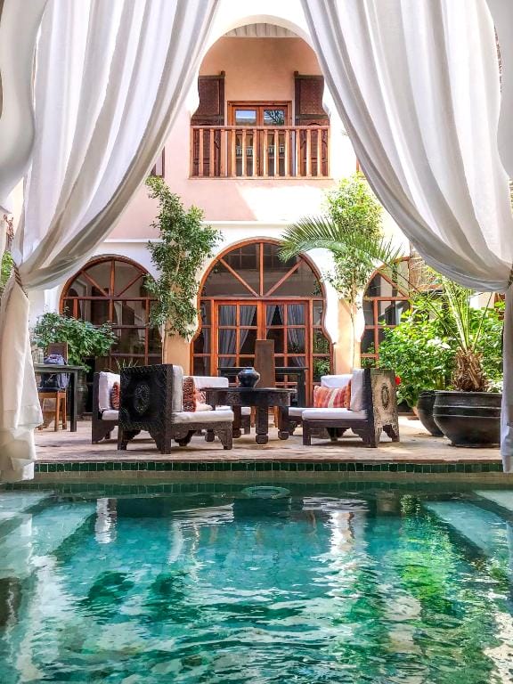 Patio con piscina del Riad Selouane en Marrakech, una estancia tranquila entre los mejores riads donde alojarse en Marrakech.