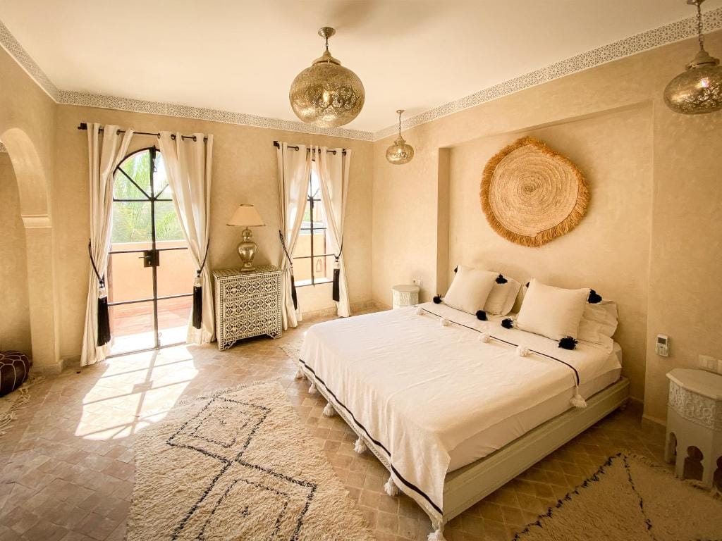 Habitación luminosa del Riad Selouane en Marrakech con decoración neutra y elegante, una opción con encanto entre los mejores riads donde alojarse en Marrakech.