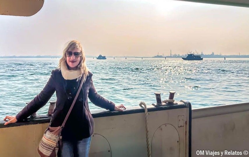 Una servidora usando el vaporetto, el transporte típico de Venecia.