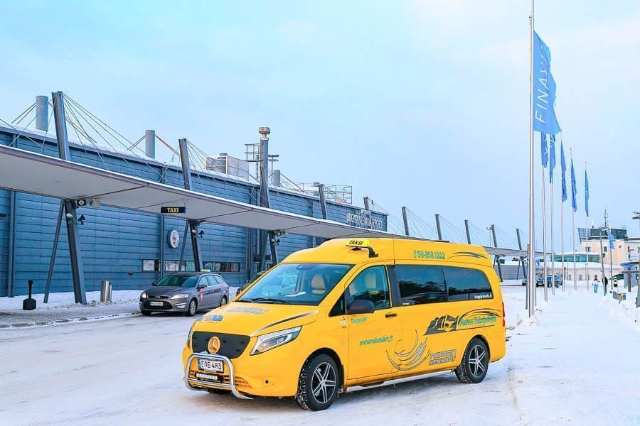 Taxi en el aeropuerto de Rovaniemi preparado para trasladar viajeros, una de las opciones más rápidas sobre como ir del aeropuerto de Rovaniemi al centro.