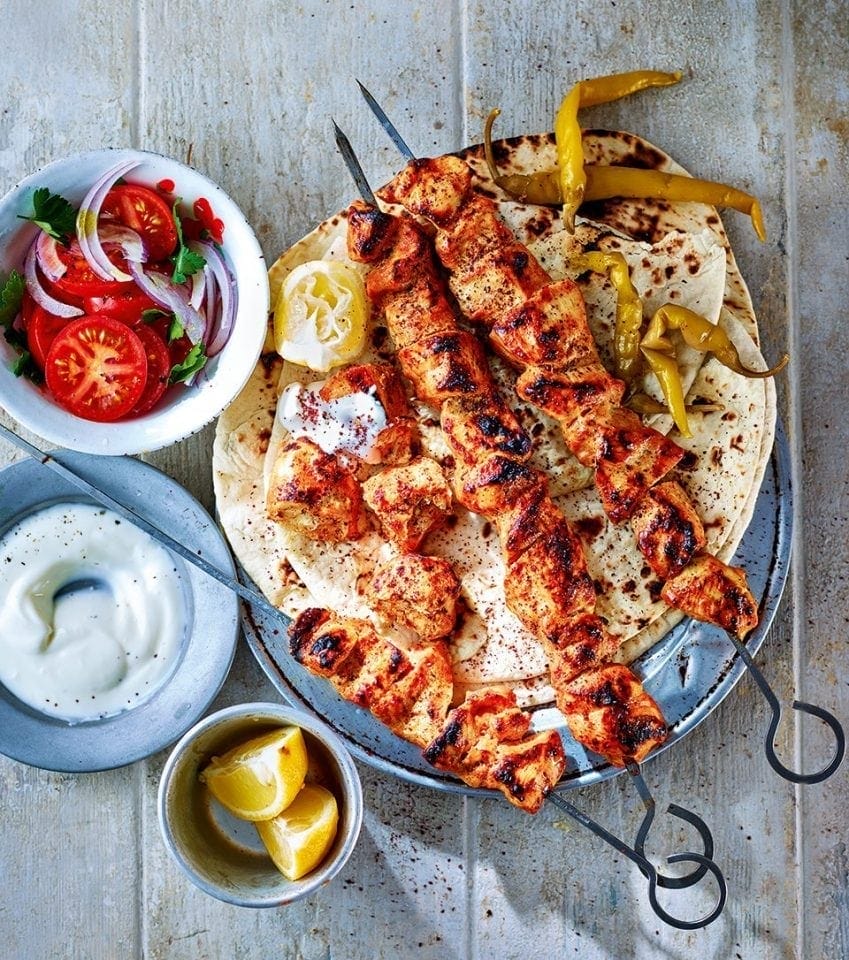 Brochetas turcas con pan y ensalada, una opción deliciosa sobre que ver en Capadocia en 3 días.
